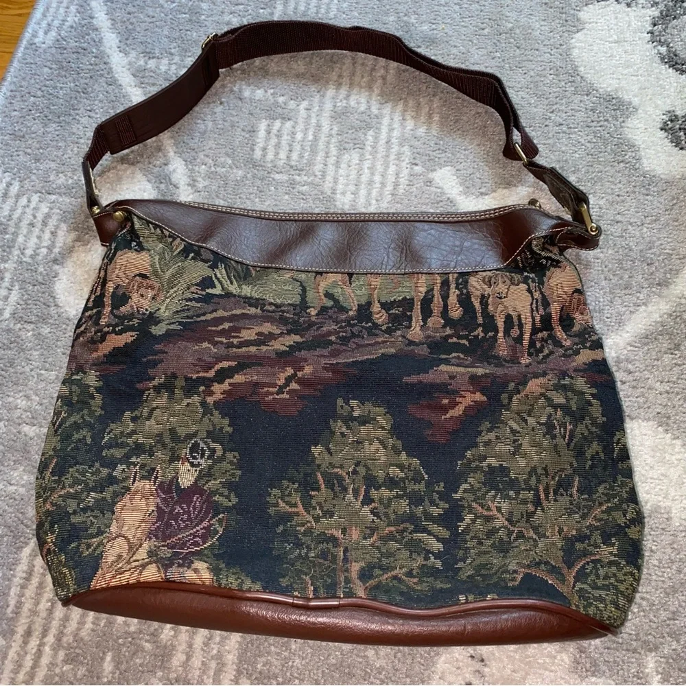 Vintage Capezio Collection Fox Hunting Royal British Scene Dance Duffle Bag - Picture 9 of 16